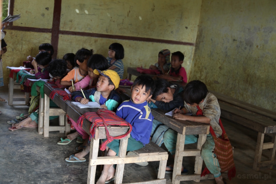 Szkoła w birmańskiej wiosce. I czy ktoś ma jeszcze czelność powiedzieć, że warunki w polskich szkołach są trudne i urągają wszelakim standardom? W dodatku w Birmie szkoły na wsi są płatne!