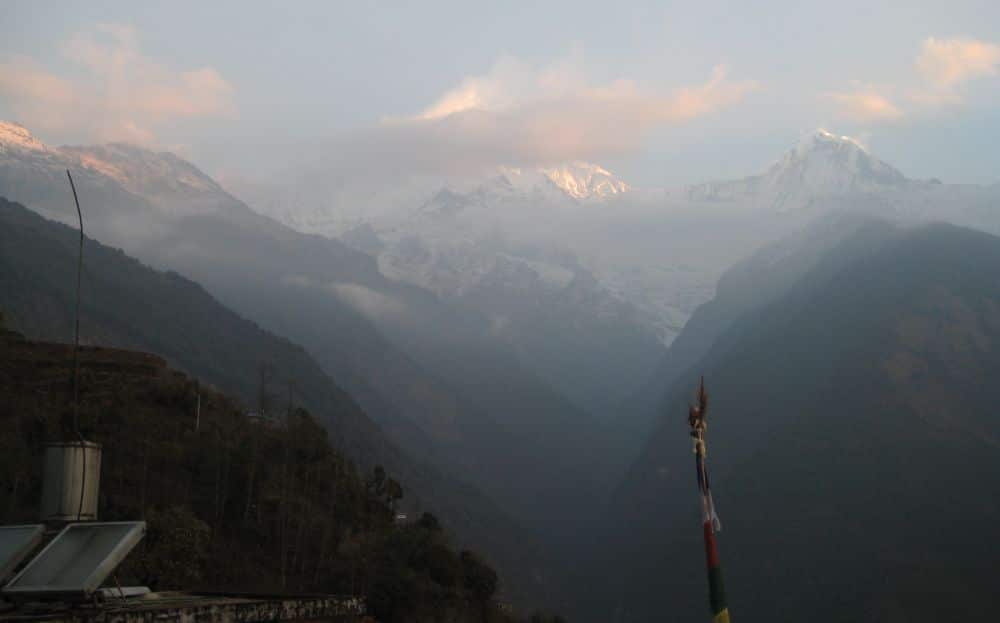 Warto wstać o poranku, by zobaczyć jak słońce powoli ślizga się po szczytach Himalajów