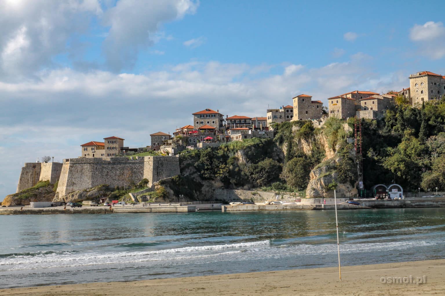 Ulcinj po sezonie. Pusta plaża, cisza spokój i szum fal. W sezonie Mała Plaża tętni życiem do późnych godzin nocnych