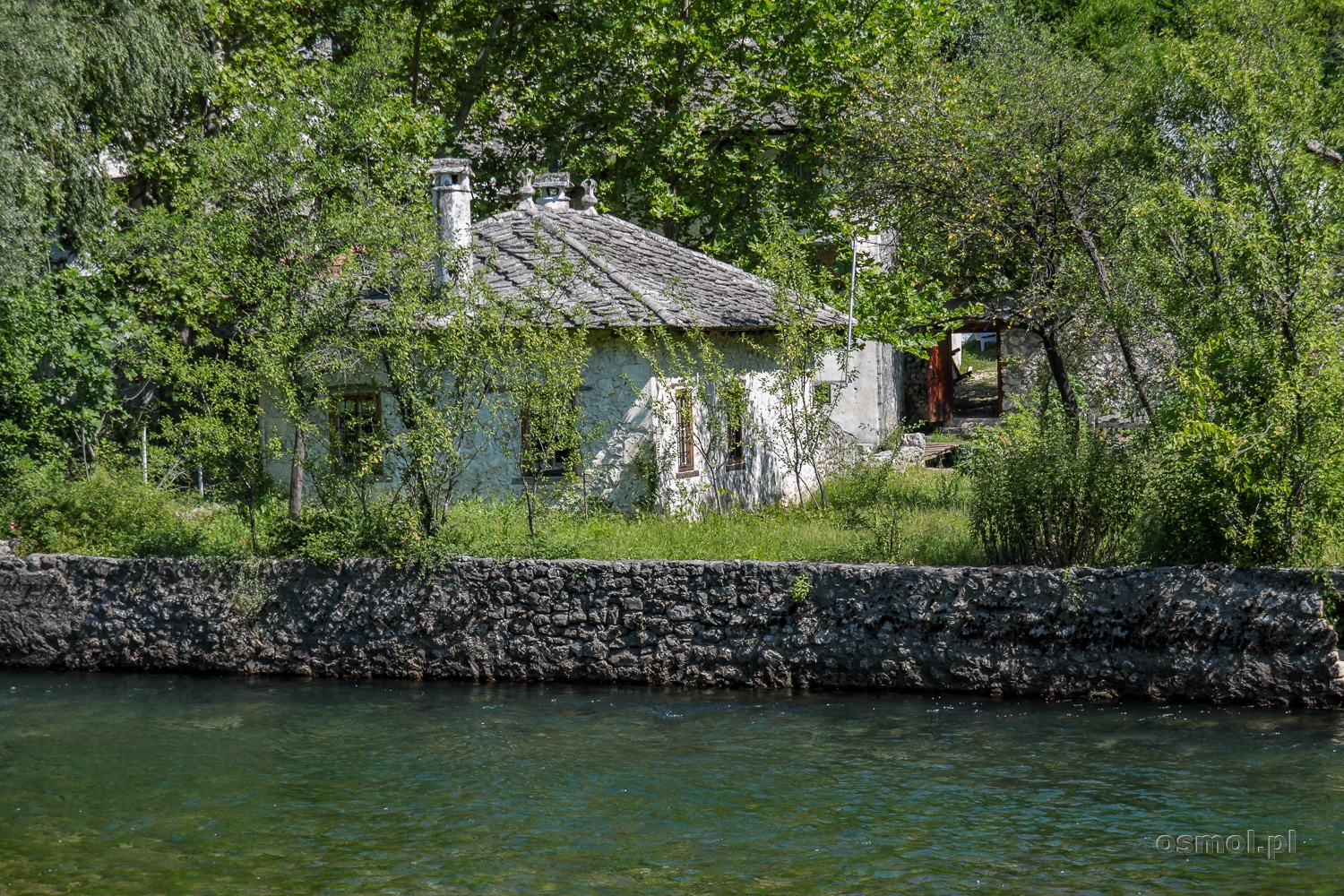 W Blagaj tuż za rzeką Buną w zobaczymy stare osmańskie domy kryte kamieniem.