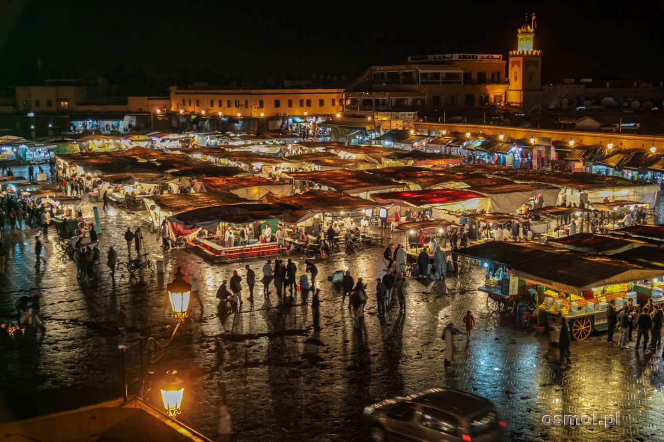 Marakesz w Maroku. Plac Jemaa El Fna czyli główny plac miasta nocą.