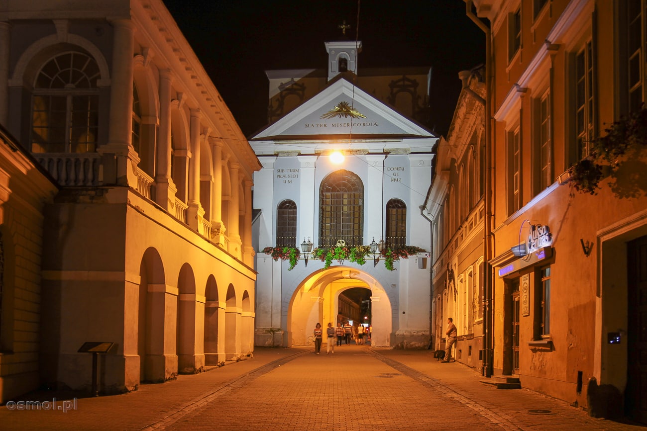 Kaplica Ostra Brama w Wilnie nocą