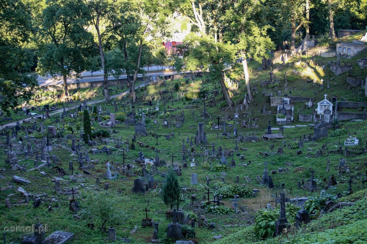 Spoglądając na starą część cmentarza na Rossie w Wilnie, zobaczymy obraz nędzy i rozpaczy, a stare groby niszczy czas (a wcześniej także i ludzie)