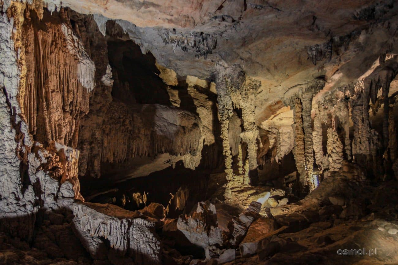 Jaskinia Kong Lor w Laosie pełna jest stalaktytów i stalagmitów