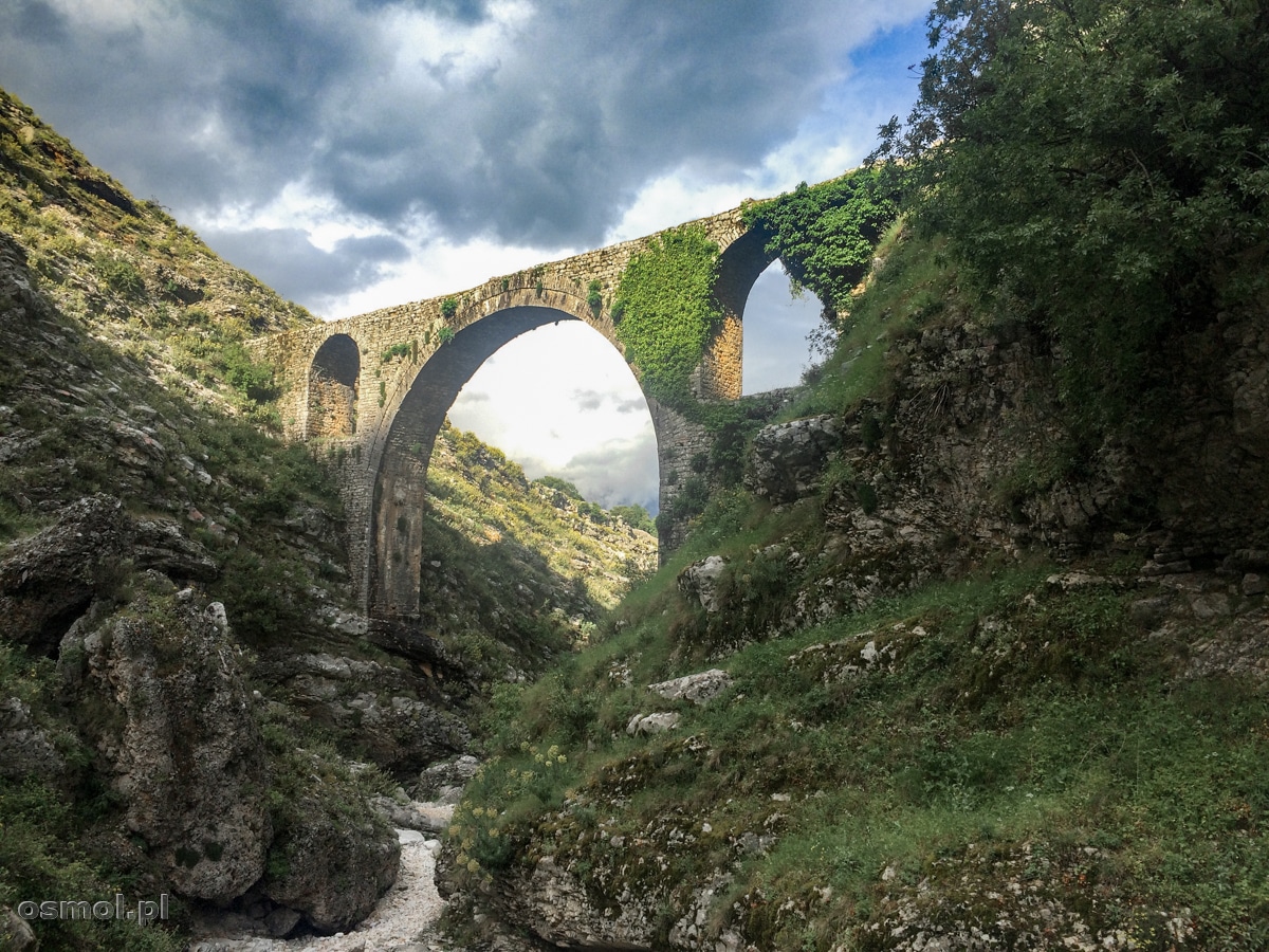 Stary akwedukt w okolicy Gjirokastry