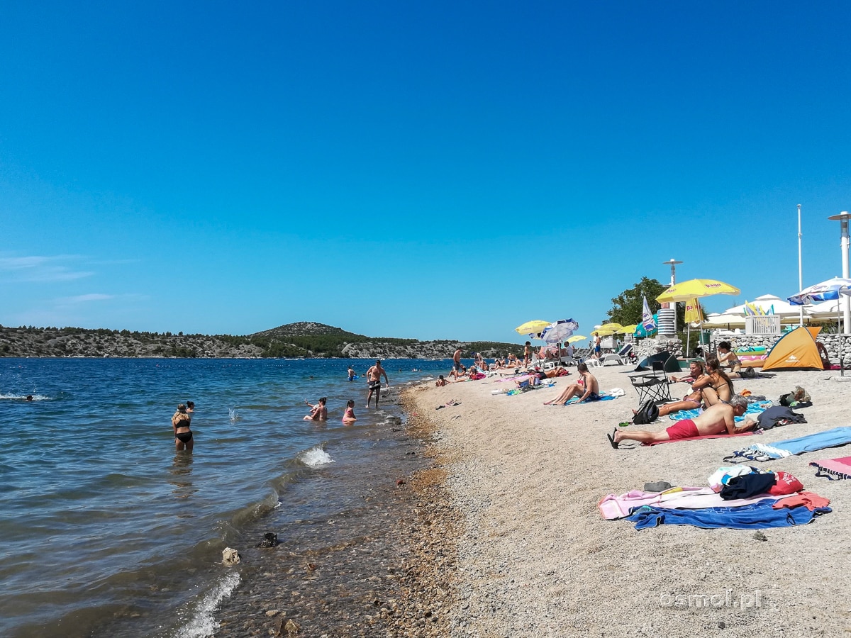 Plaża miejska w Szybeniku ma wszystko, czego trzeba: sanitariaty, prysznice i przestrzeń. Ok plaża jest kamienista, ale w Chorwacji to norma