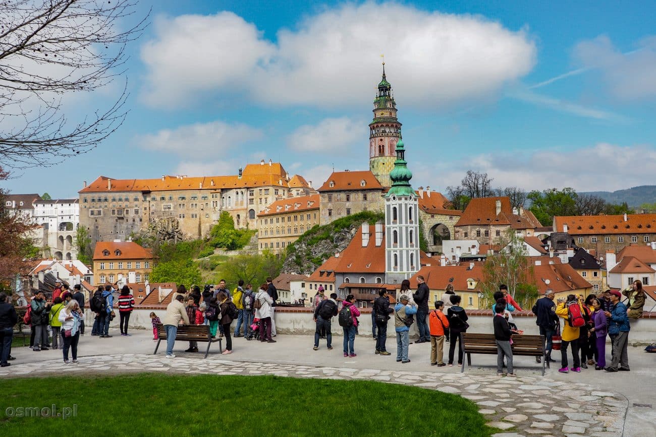 Panorama Czeskiego Krumlova z głównego punktu widokowego, gdzie codziennie tysiące turystów ustawiają się wręcz w kolejce, by zrobić zdjęcie zamku w Krumlovie