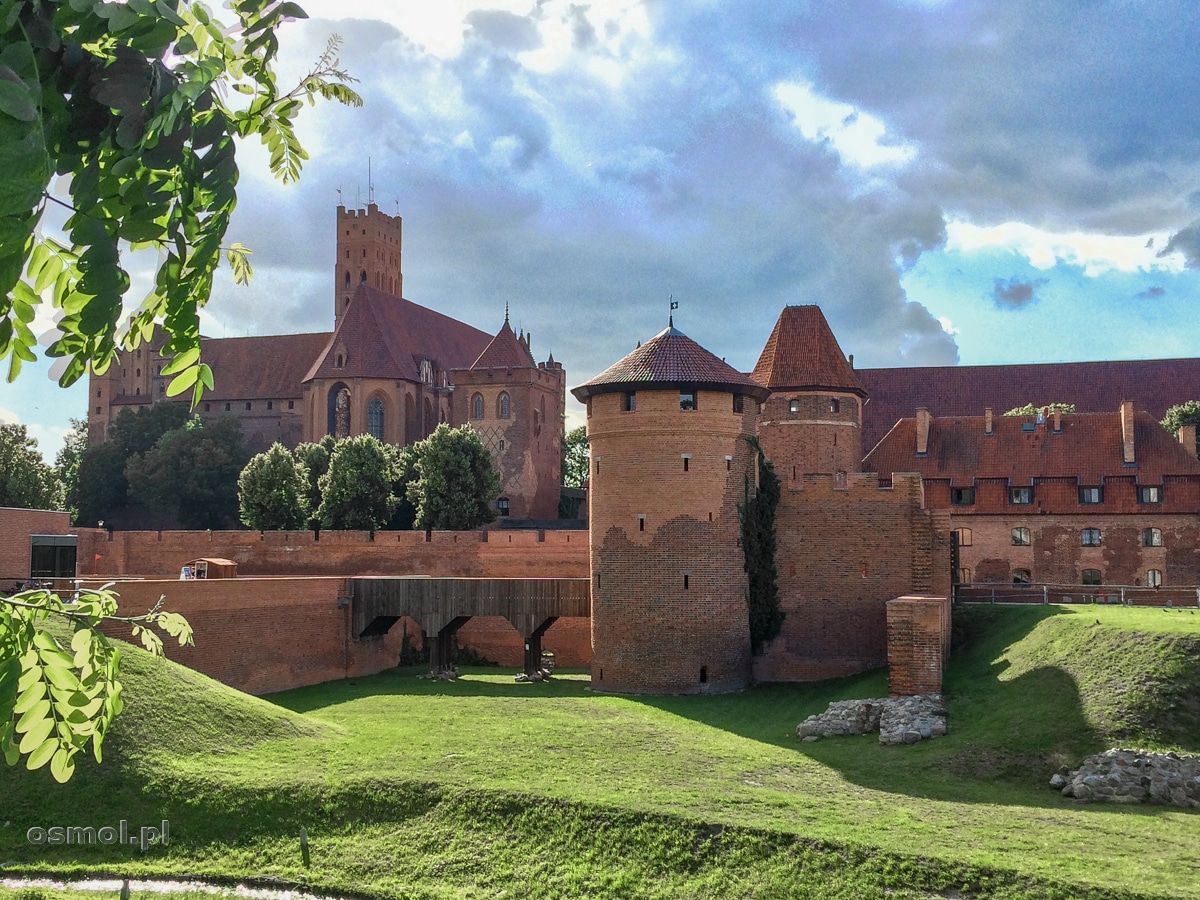 Widok na mury zamku w Malborku - widać na nich zniszczenia drugiej wojny światowej. Jasna cegła, to ta nowa. Ciemna pamięta jeszcze dawne wojny i rycerzy zakutych w zbroję.