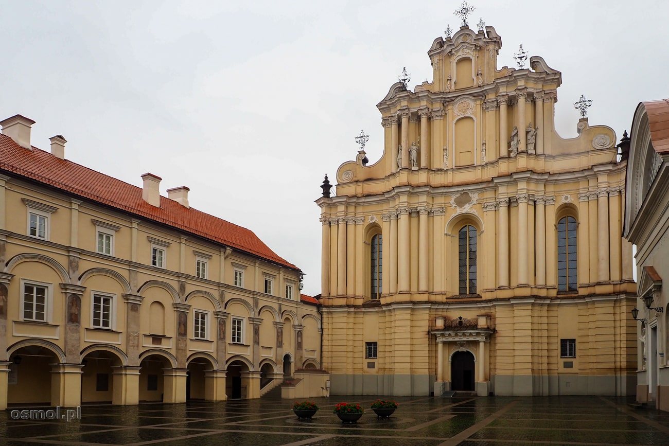 Najbardziej reprezentacyjny dziedziniec przy Uniwersytecie Wileńskim. Na ścianach wciąż widać obrazy dobroczyńców uczelni