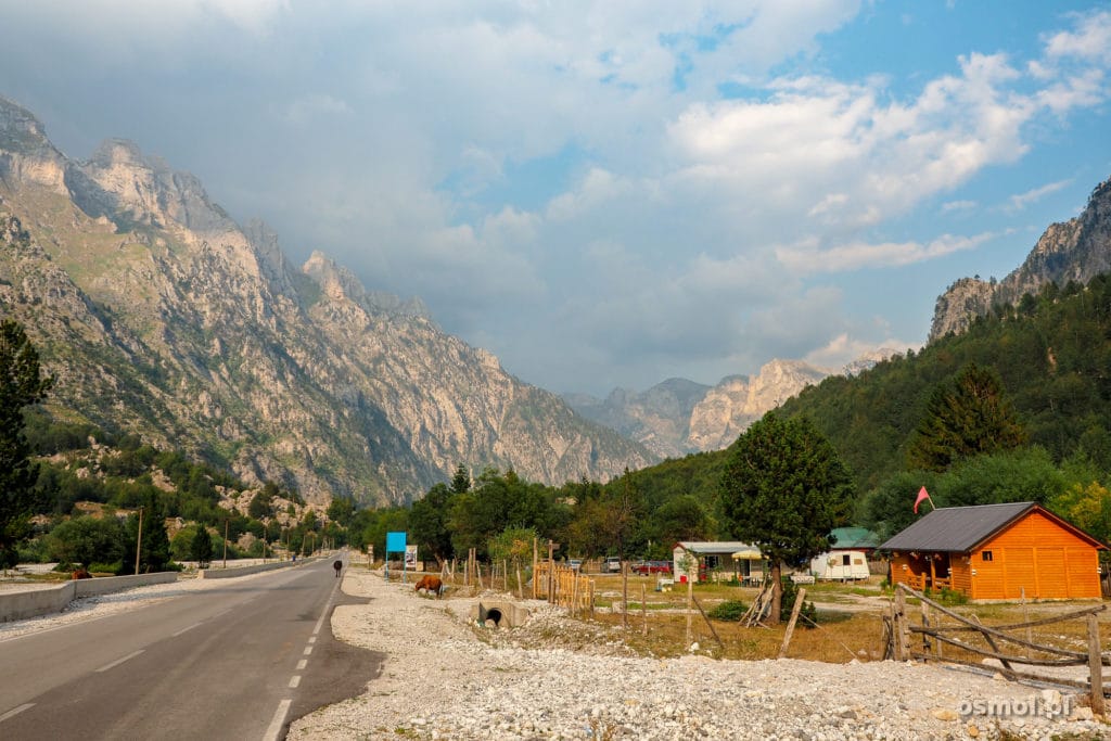 Początek wioski Valbona w Albanii