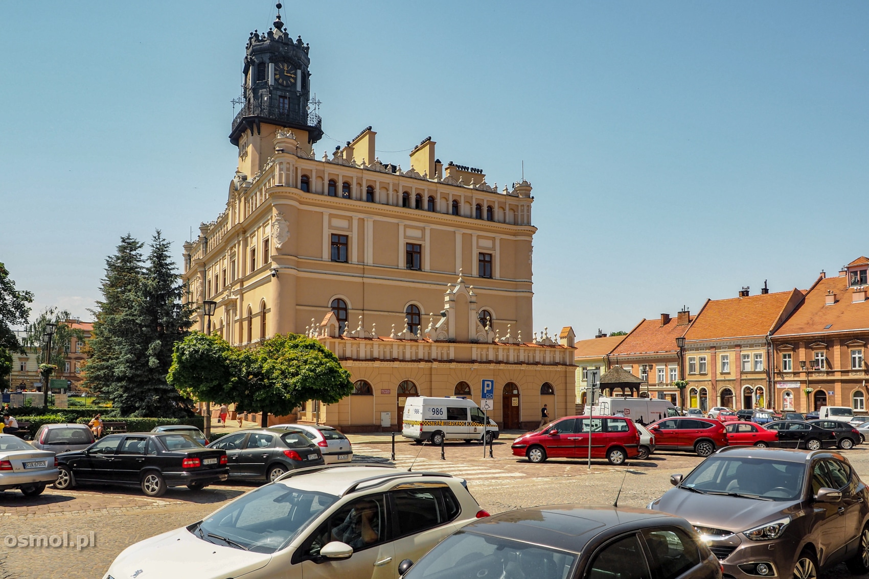 Ratusz w Jarosławiu wyglądałby wspaniale, gdyby nie wszechobecne samochody, które go otaczają.