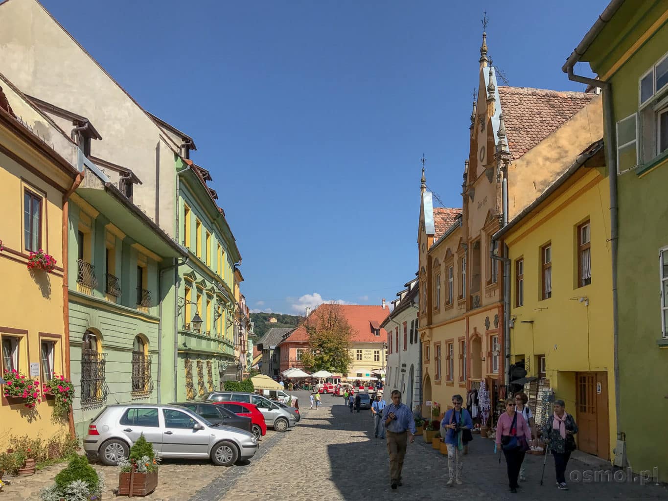 Uliczka w starej części Sighișoary. Co z tego, że tuż obok rynku? Samochody parkują nawet tutaj.