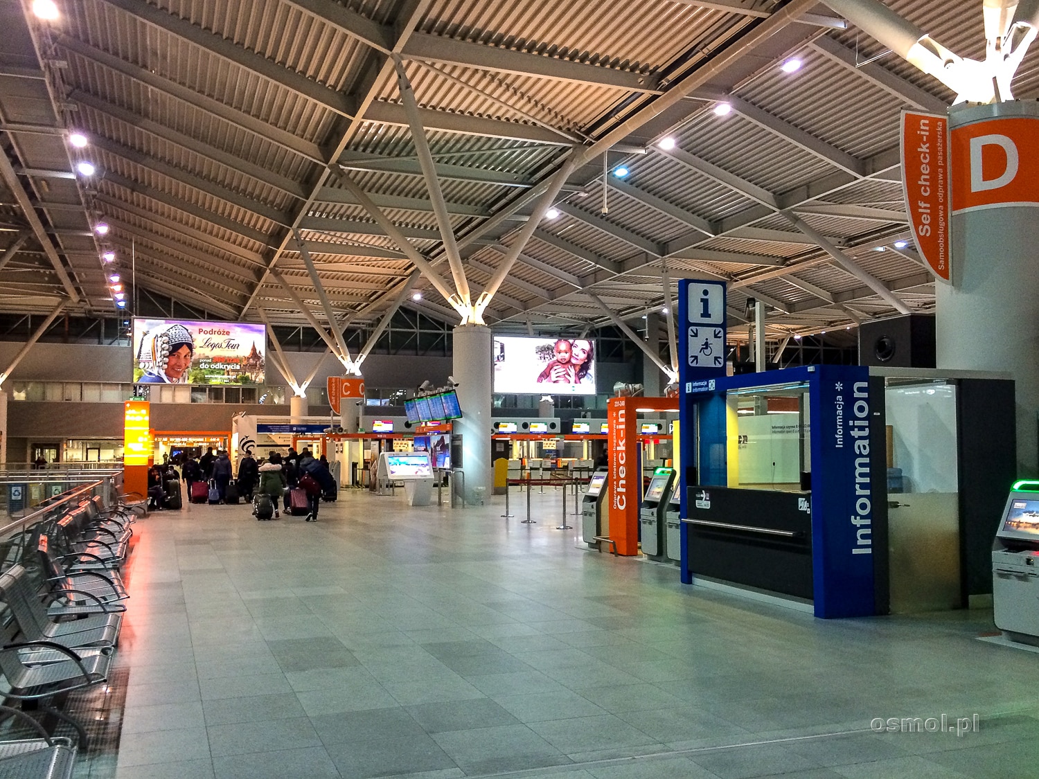 Terminal odlotów na lotnisku Okęcie w Warszawie