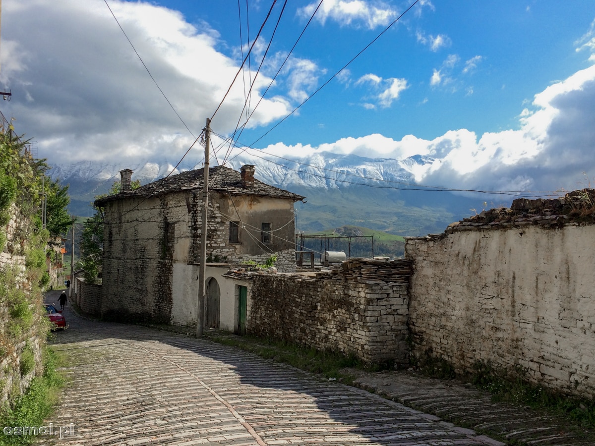 Gjirokasta pełna jest starych domów, murów i kamiennych dróg