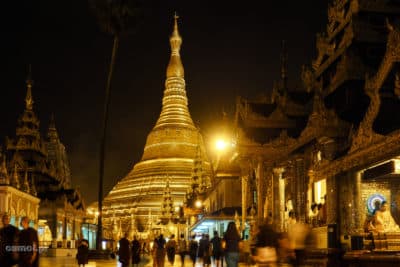 Shwedagon Pagoda w Birmie nocą