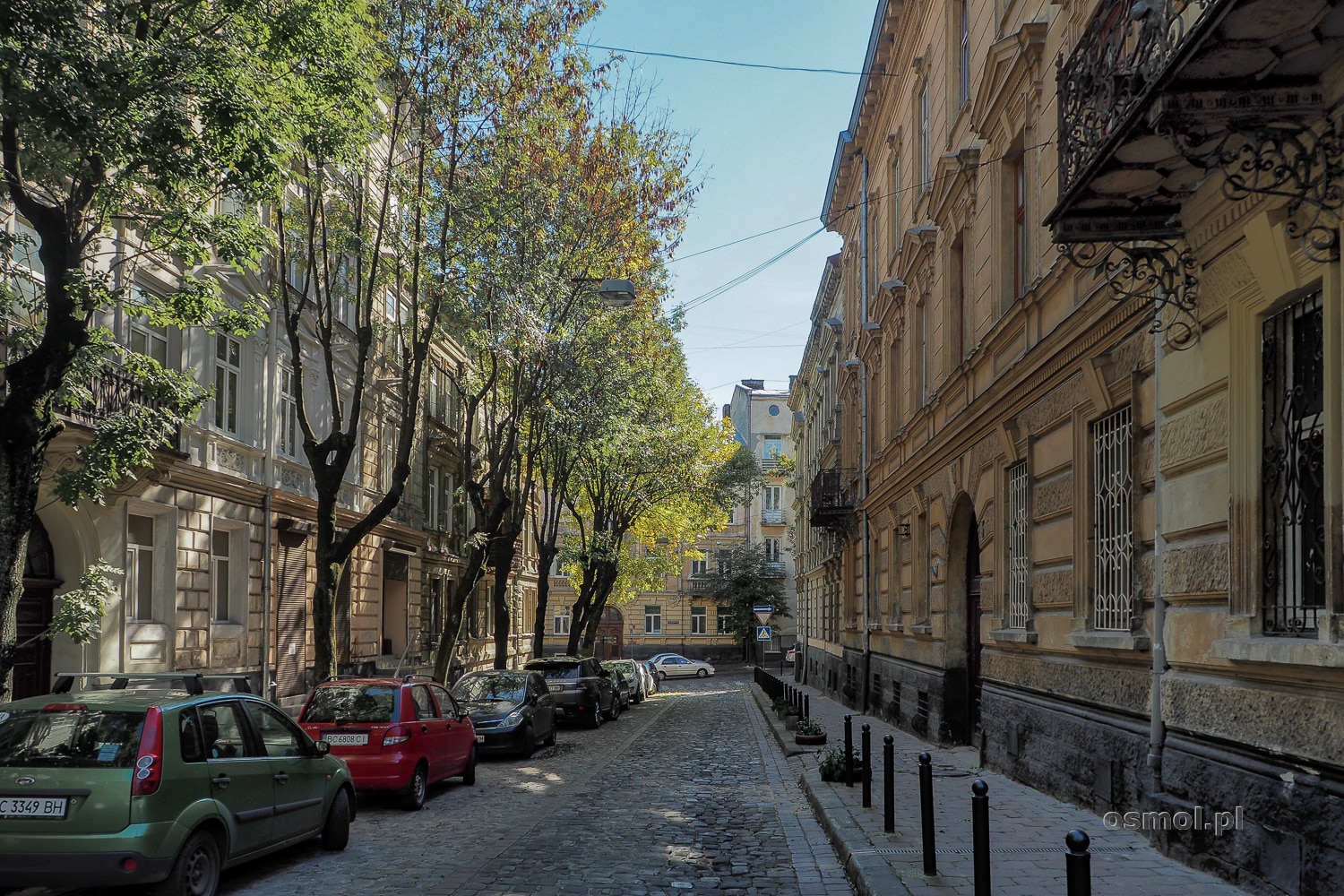 Ulica we Lwowie, jedna z wielu, w które po prostu warto się zapuścić i zagubić.