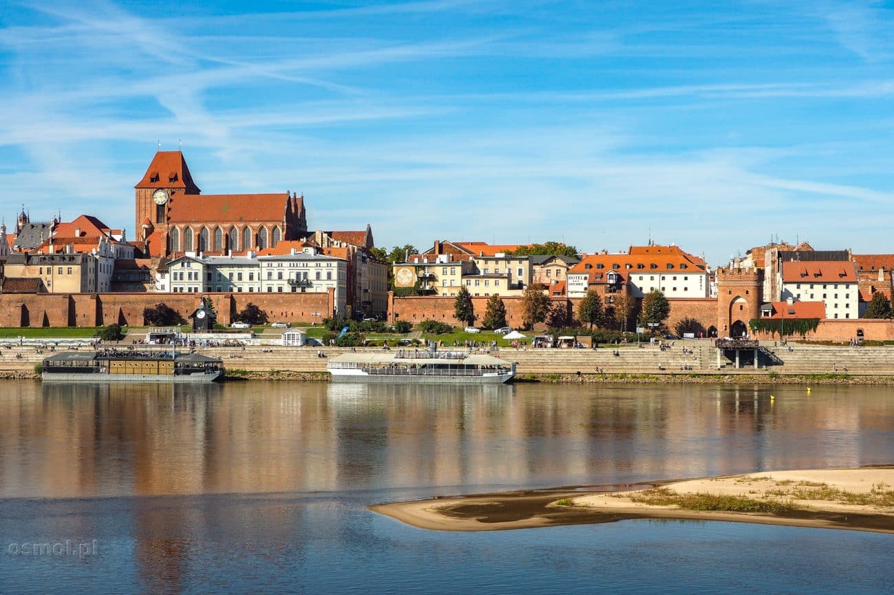 Toruń - panorama miasta widziana z drugiego brzegu Wisły. Kiedyś w tym miejscu stał drewniany most, dziś jest tu pomost, z którego roztacza się najpiękniejszy widok na Toruń i starówkę.