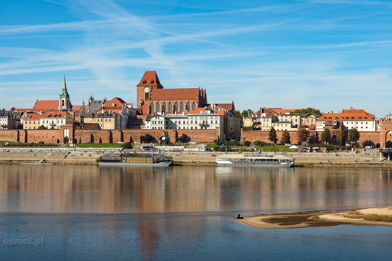 Panorama Torunia widziana z punktu widokowego po drugiej stronie Wisły