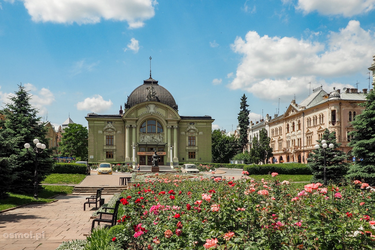 Plac przed Teatrem Dramatycznym w Czerniowcach