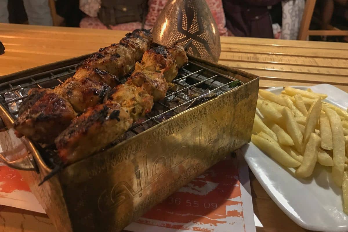 Grill w restauracji w Luxorze. Mały grill z dwoma węgielkami do potrzymania temperatury mięsa do doskonały pomysł!