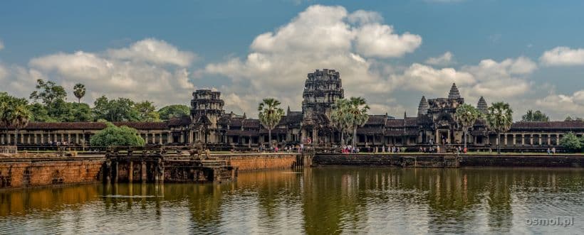 Taki widok widzą turyści, którzy przyjeżdżają zwiedzać Angkor Wat. Najpierw długa grobla, a za nią mur i majestatyczne kopuły świątyni.