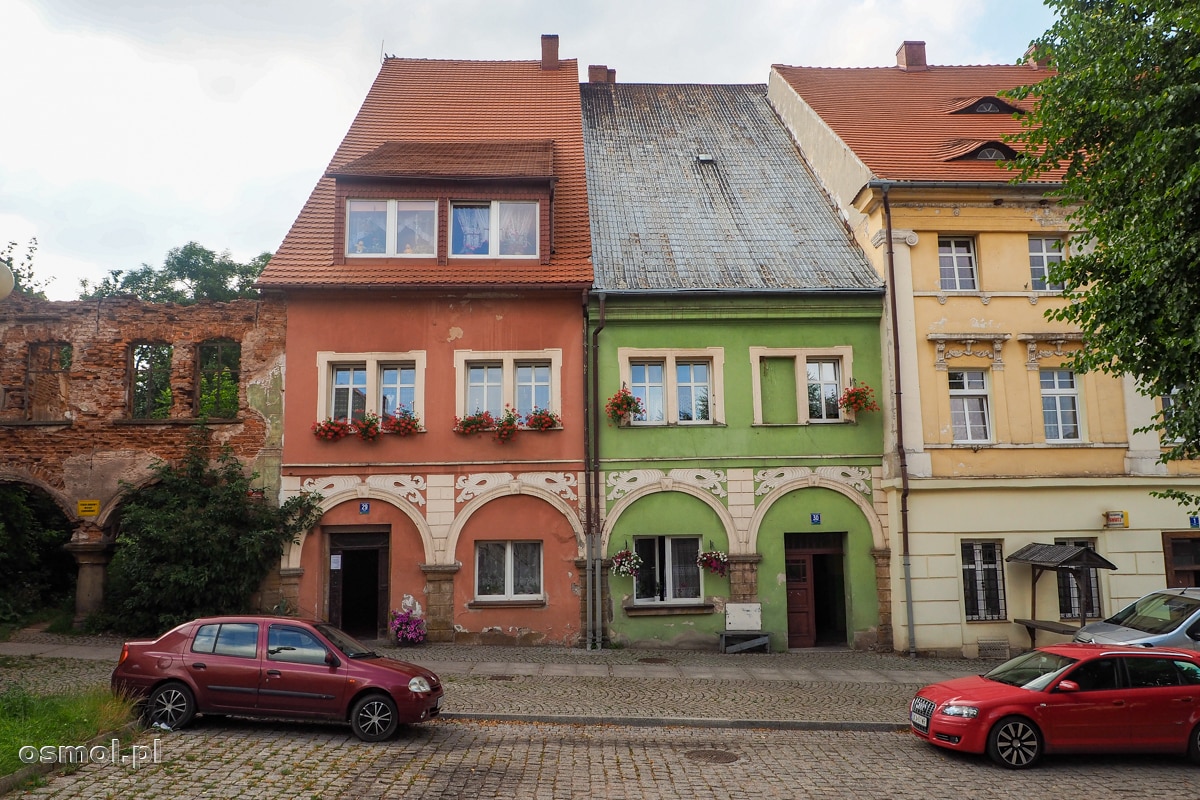 Kamieniczki na Rynku wiejskim w Chełmsku Śląskim. Po lewej ruiny kamienicy, która nie dotrwała do dzisiejszych czasów.