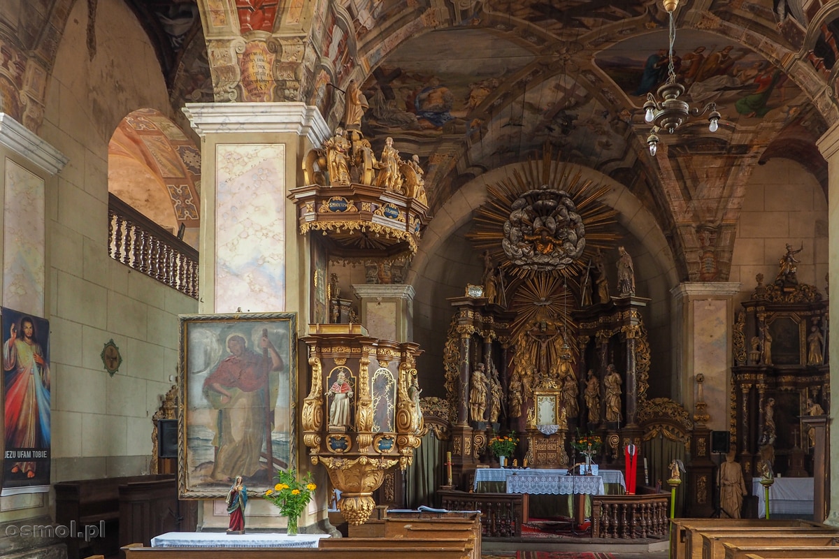 Wnętrze sanktuarium Podwyższenia Krzyża Świętego w Chwalęcinie