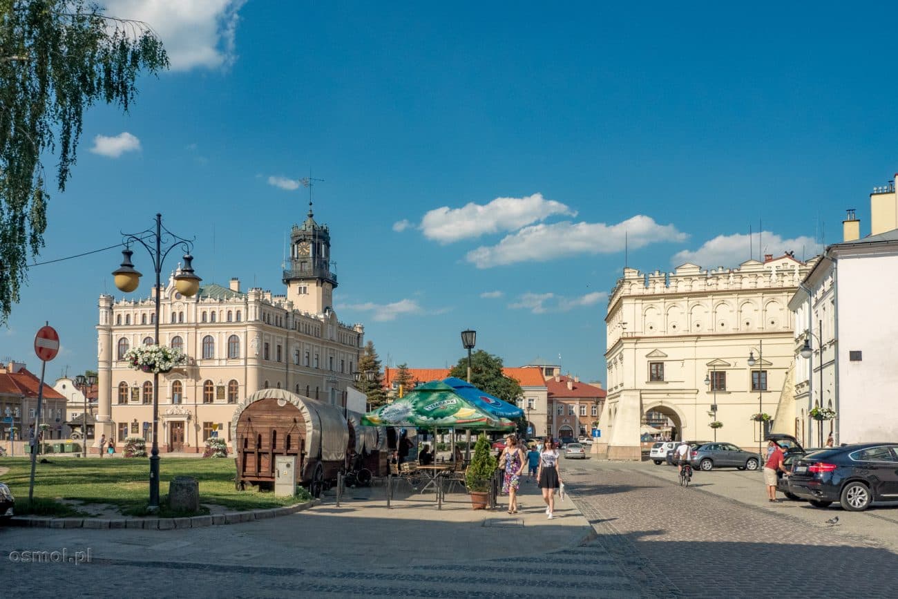 Jarosław. Widok na Rynek wraz z największymi atrakcjami: Ratuszem i kamienicą Orsettich