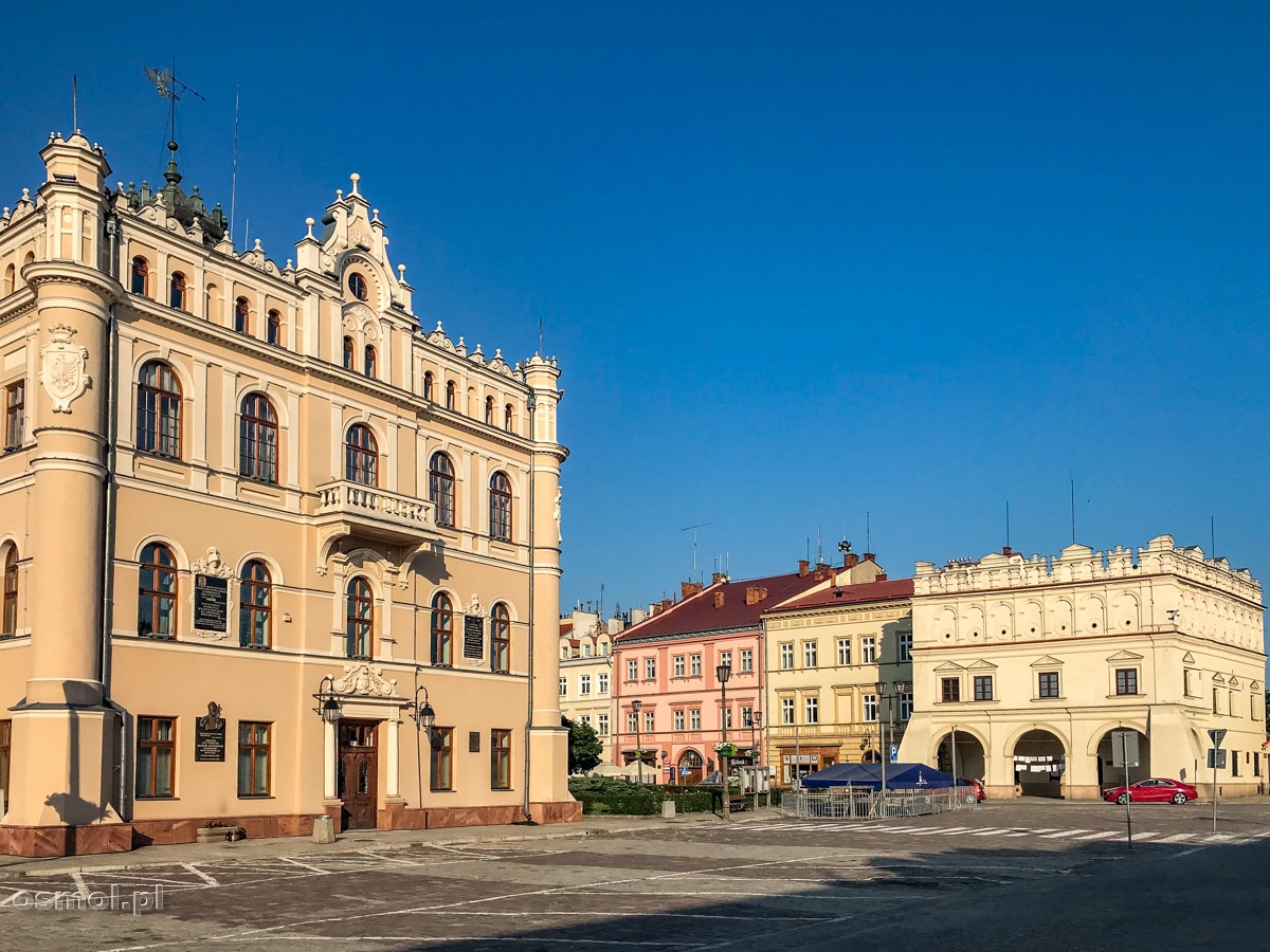 Ratusz i kamienica Orsettich w Jarosławiu wieczorem, kiedy z parkingu jakim jest rynek znikają samochody. Wtedy jest pięknie