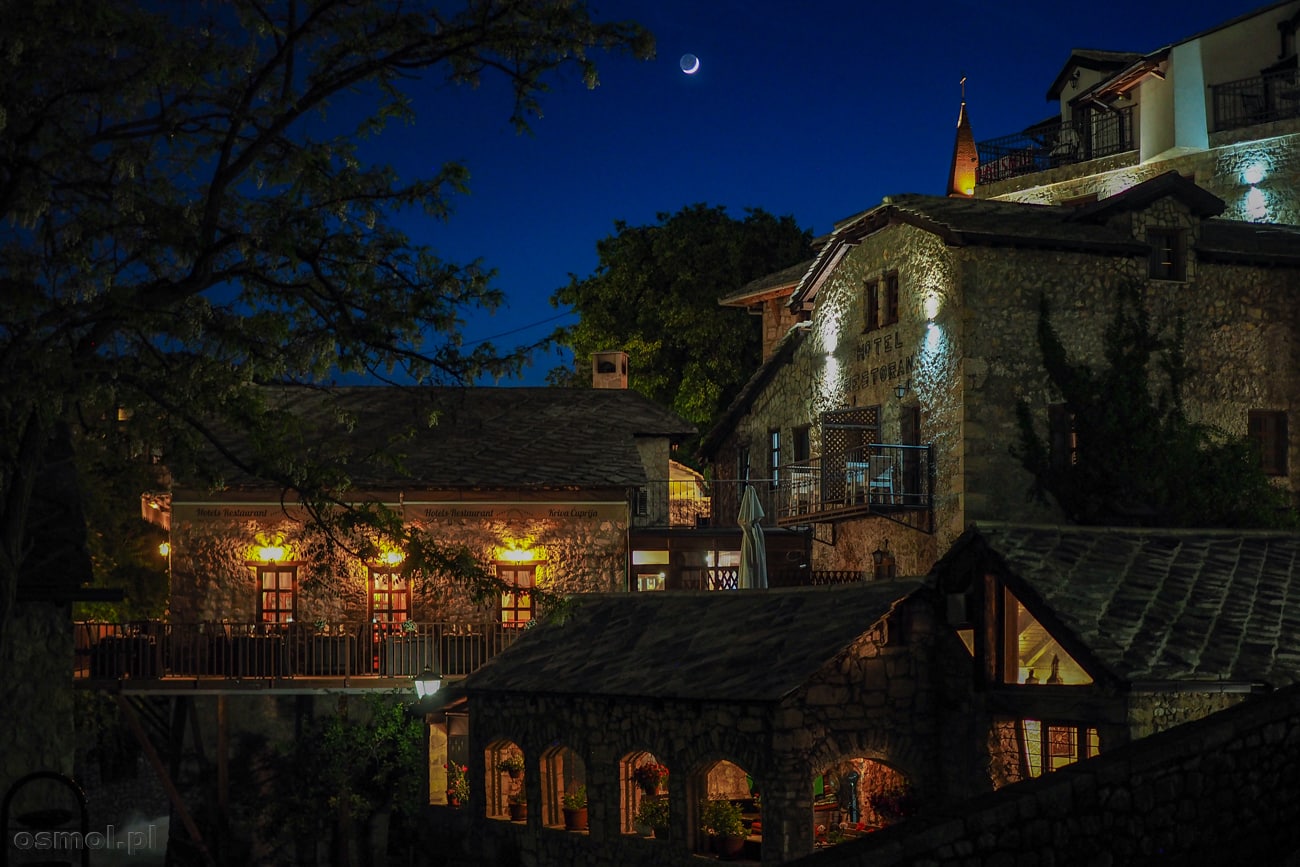 Restauracje w Mostarze nocą potrafią wyglądać jak z bajki