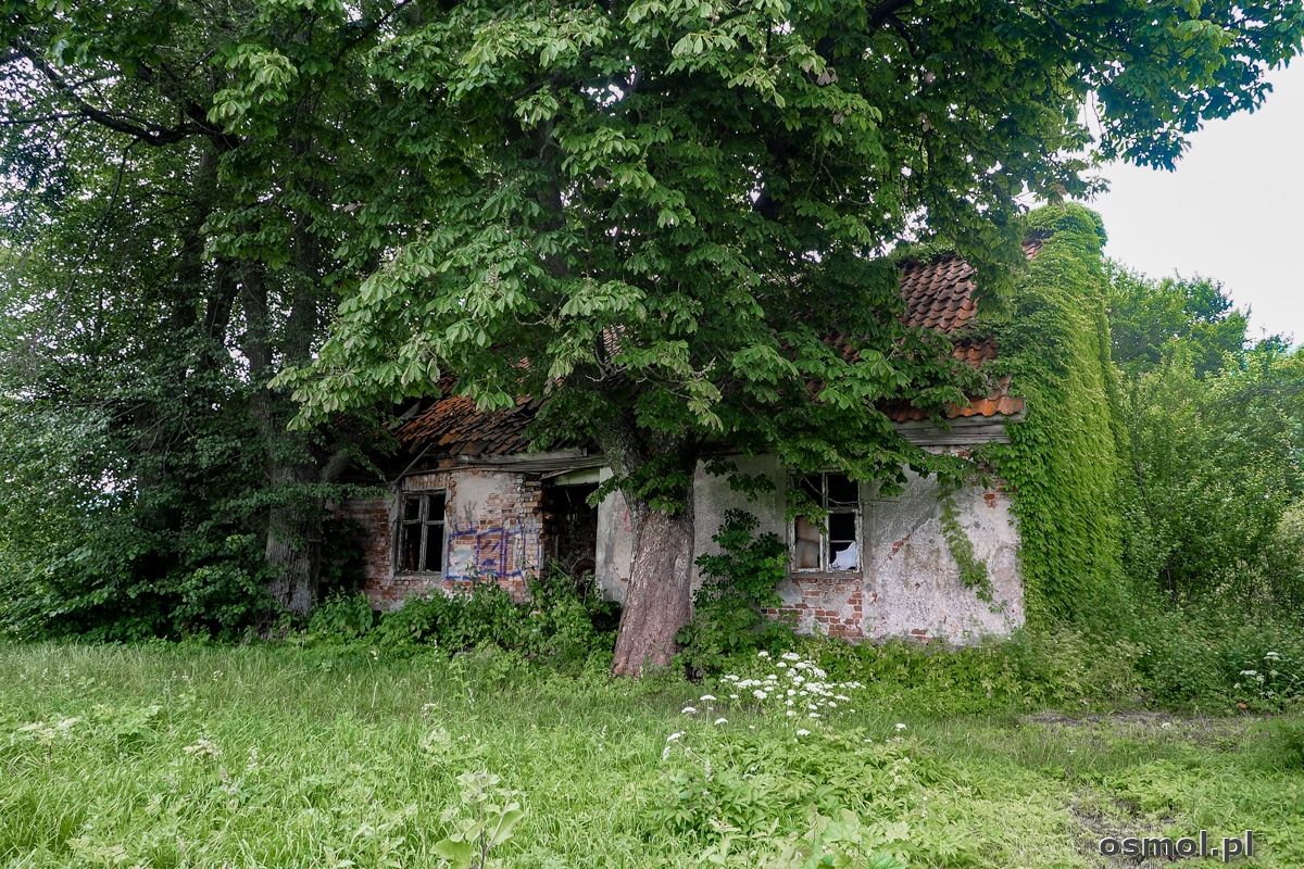 Opuszczony budynek gdzieś w okolicach Woli Lipowskiej