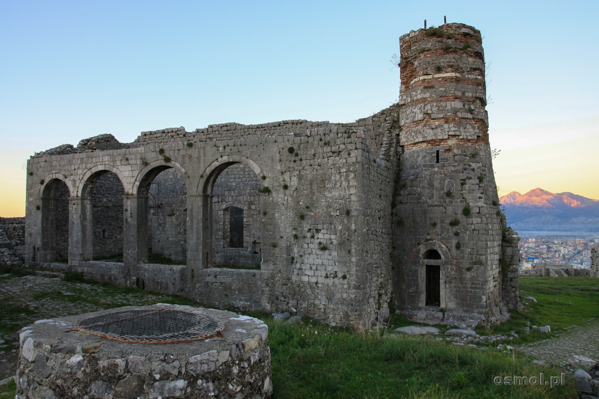 Ruiny meczetu i minaretu w Zamku Rozafy