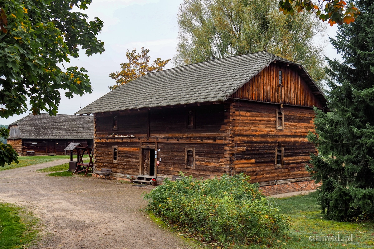 Budynek starego spichlerza w skansenie w Janowcu