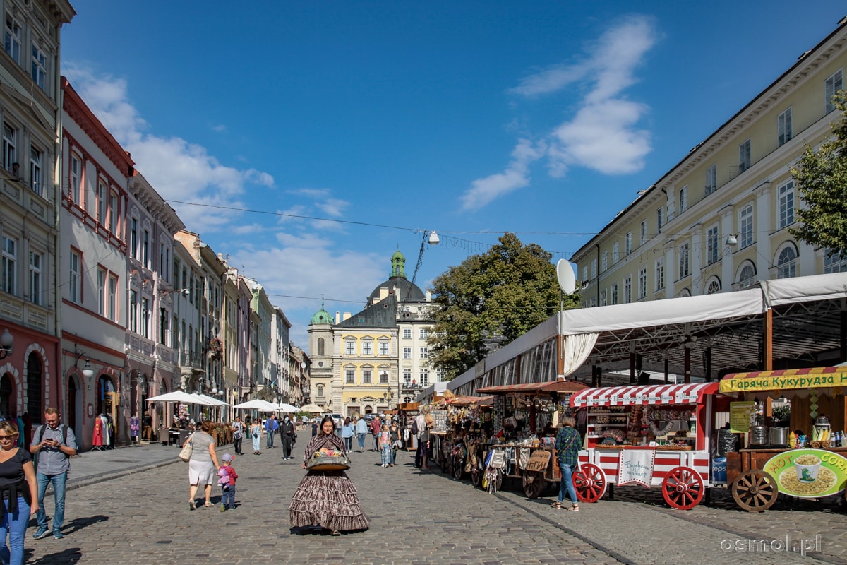 Stragany na Rynku we Lwowie. Często po Rynku przechadzają się panie przebrane w dawne stroje i sprzedające kwiaty, słodycze itp.