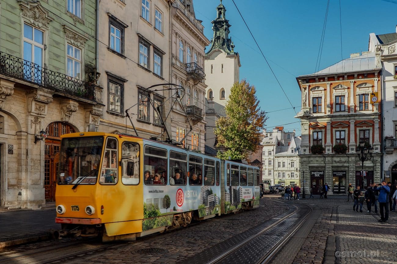 Tramwaj na Rynku we Lwowie. Tramwaj przecinający główny plac miasta to jeden z symboli Lwowa.