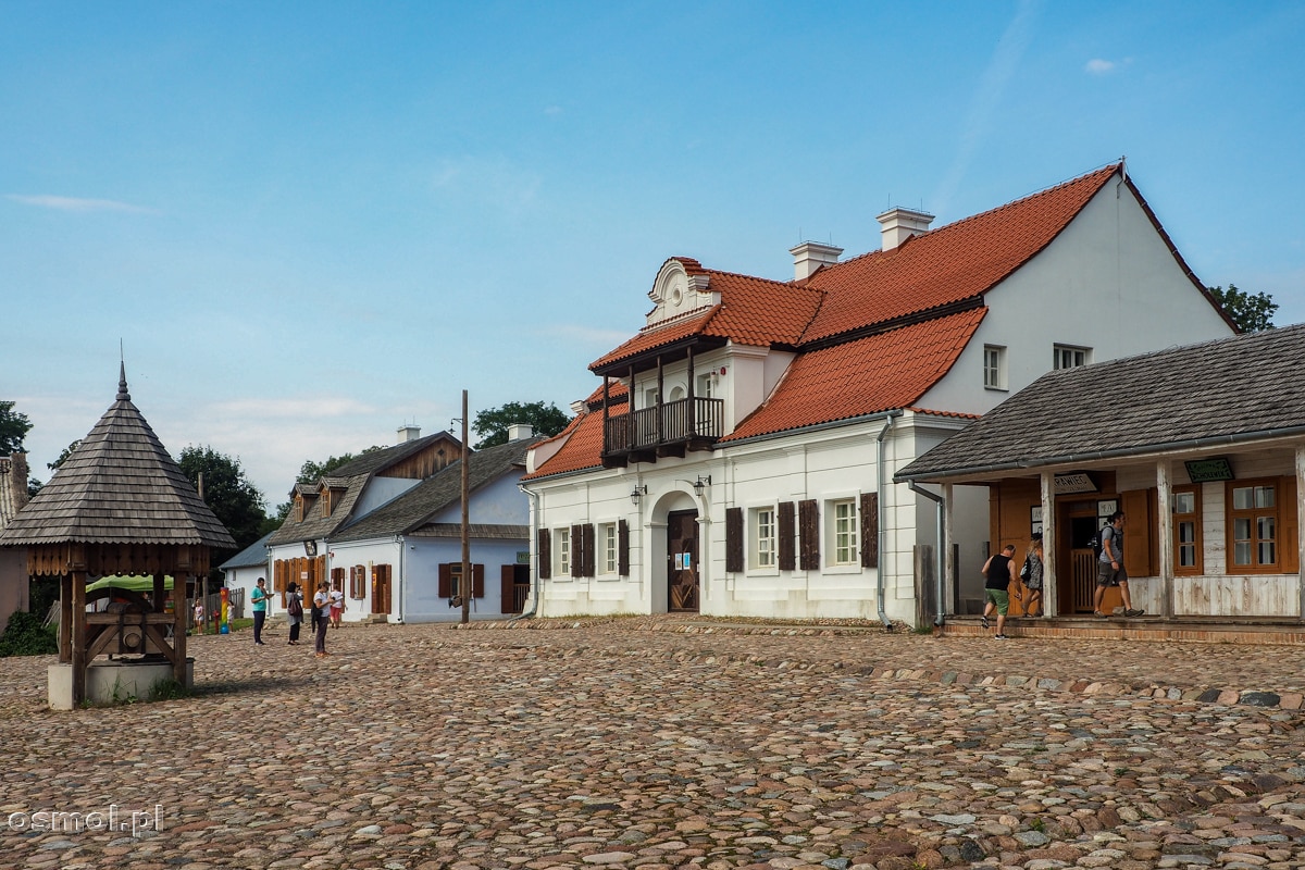 Rynek i kamienice północnej pierzeni rekonstrukcji małego miasteczka Polski Wschodniej