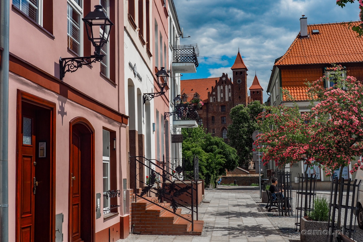 Rynek w Gniewie i fragment zamku widziany z rynku