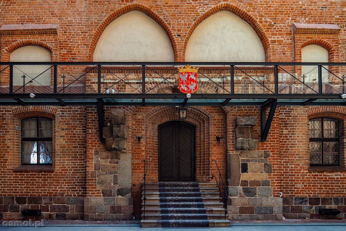 Szklana galeria umieszczona na wysokości dawnego poziomu zamku w Gniewie