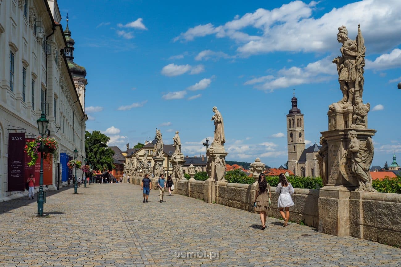 Kutna Hora. Promenada z rzeźbami wzdłuż Kolegium Jezuickiego blisko kościoła św. Barbary