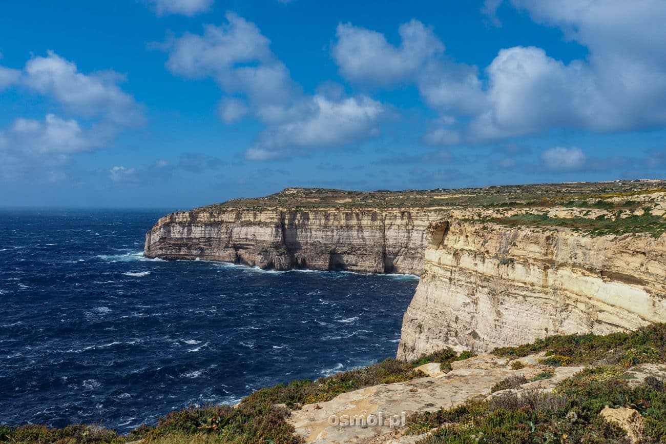 Klify ciągnące się wzdłuż wybrzeża Gozo