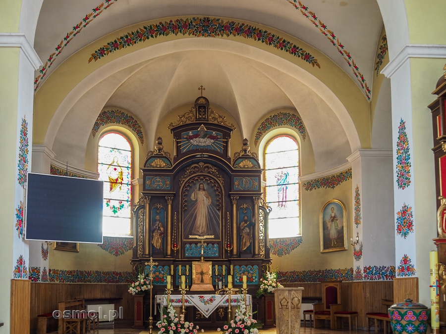 Kościół w Zalipiu też jest tradycyjnie zdobiony. Nie tak bogato, ale jednak