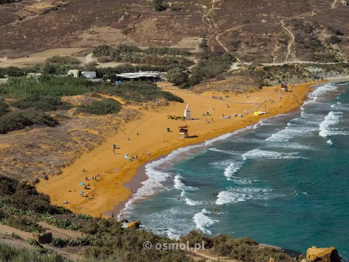 Plaża Ramla widziana z podejścia do jaskini Tal Mixta