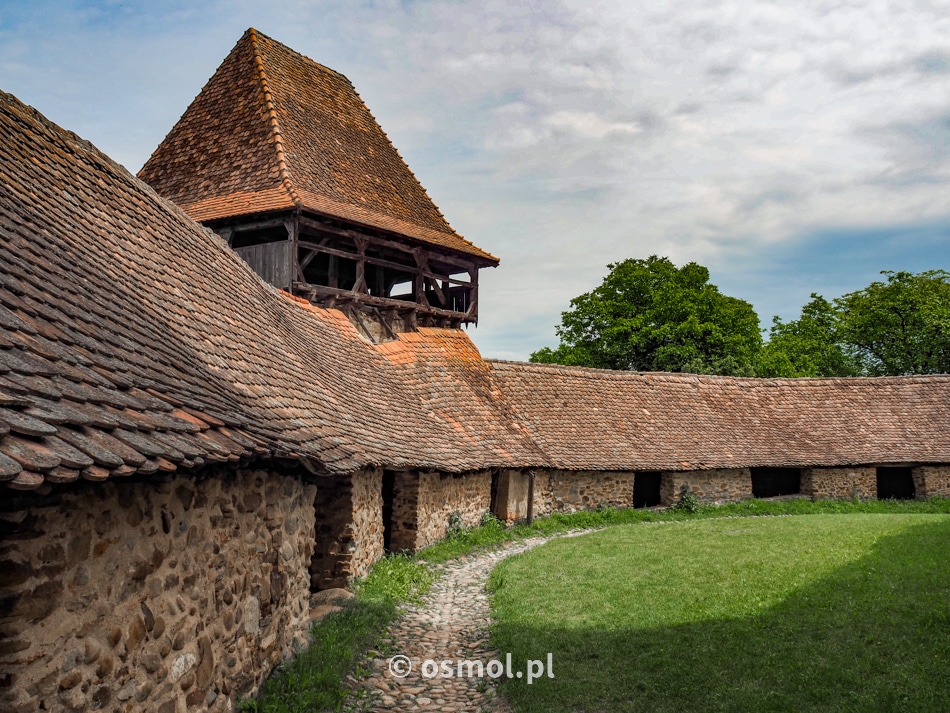 Wewnątrz murów warownego kościoła