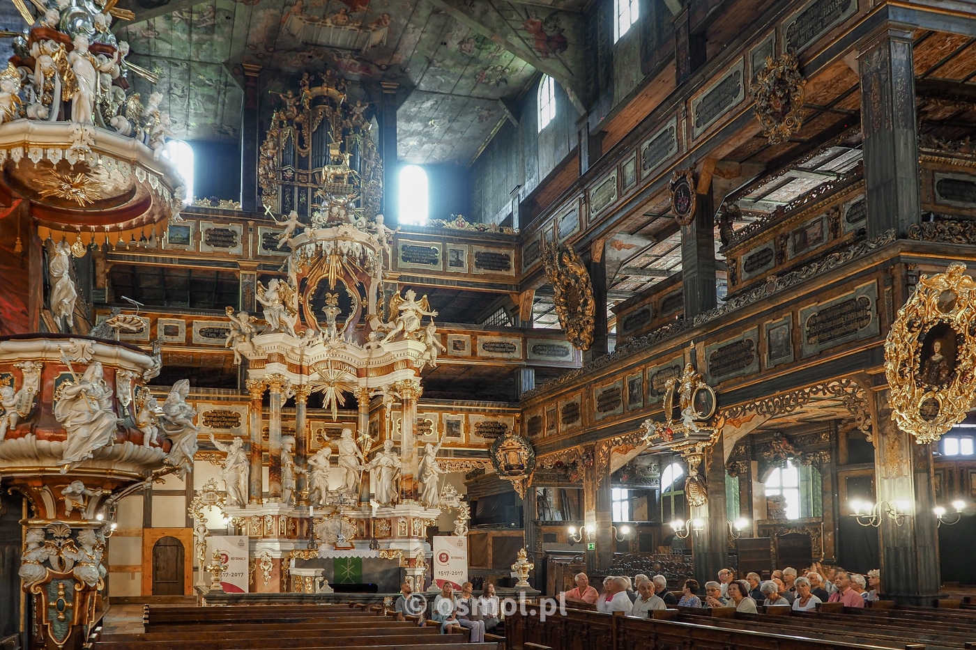 Wnętrze Kościoła Pokoju w Świdnicy. Po lewo ambona, w centrum ołtarz a po prawo ozdobne empory