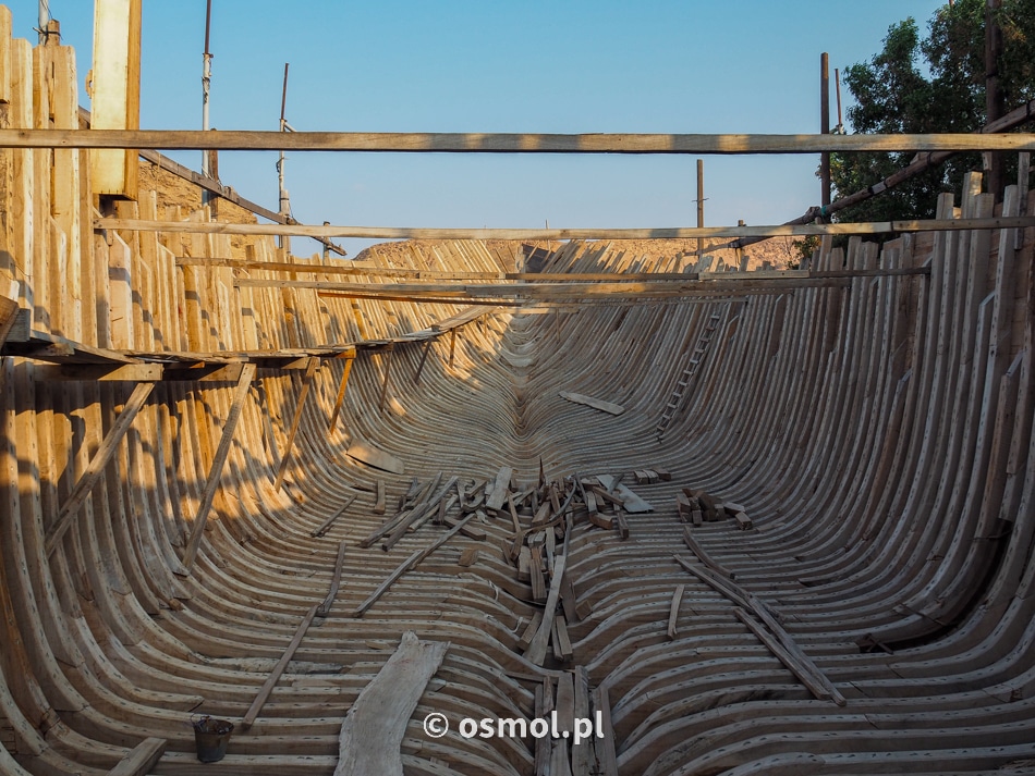 Dhow Factory czyli stocznia, gdzie wytwarza się tradycyjne łodzie dhow