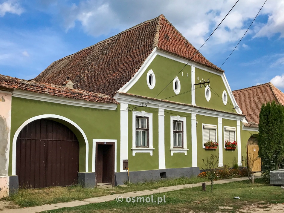 Jeden z tradycyjnych domów w Biertanie. Zwróćcie uwagę na charakterystyczną bramę