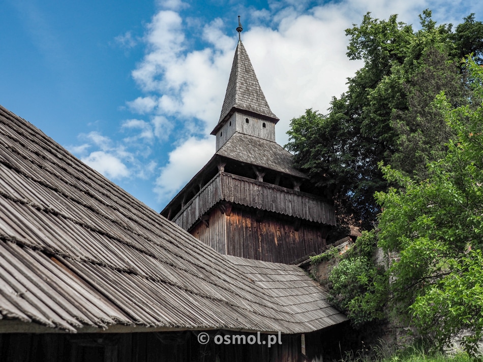 Drewniana wieża i zadaszenie nad schodami wiodącymi do kościoła