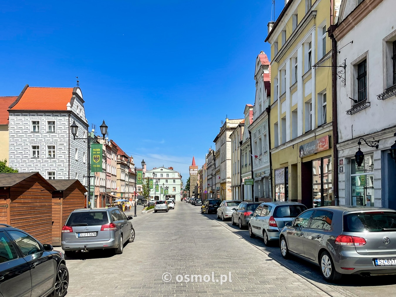 Rynek w Paczkowie to jak widać jeden wielki parking