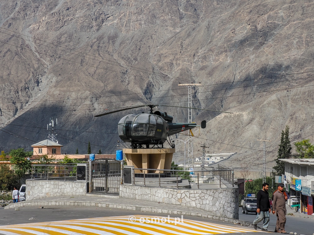 Helicopter Chowk czyli indyjski helikopter trafiony przez armię Pakistanu. Dziś jest wystawiony na widok publiczny jako przykład, że armia Pakistanu broni swojego kraju