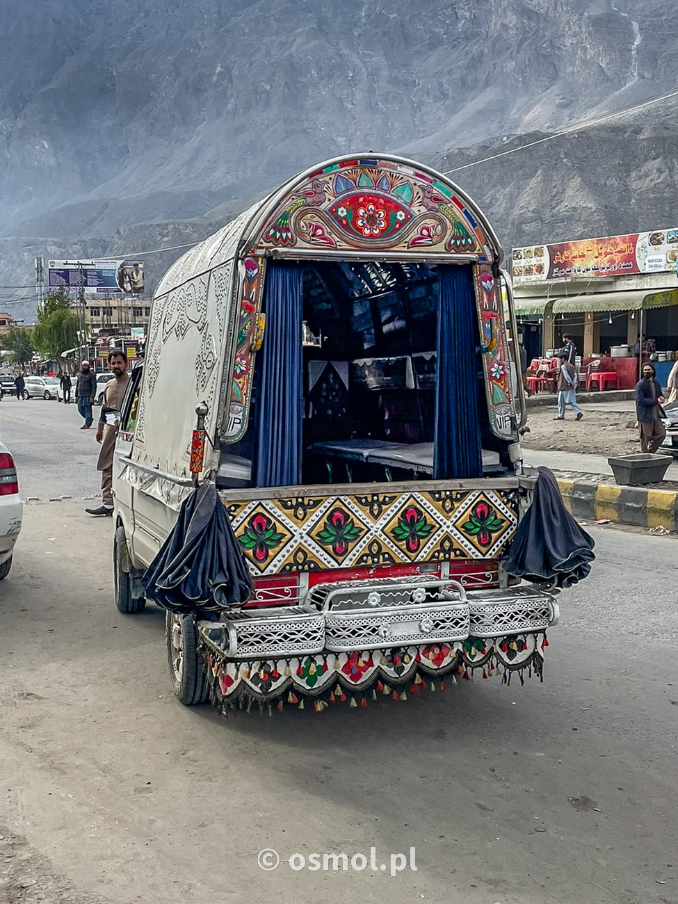 A tu jak od tyłu wygląda buda lokalnego transportu w Gilgit. Z